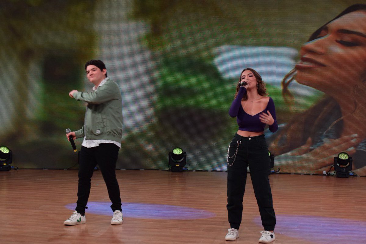 TeletonSV's tweet photo. Así aperturamos nuestro evento Teletón 2022 con el himno "Como vos y como yo", escrita y compuesta por nuestros artistas @analudada, Javi Mendoza y Alexis Fernández.
.
.
.
#Comovosycomoyo #Teleton40años #Teleton2022 #EventoTeleton #SumaTerapias https://t.co/dCzEvKl68h