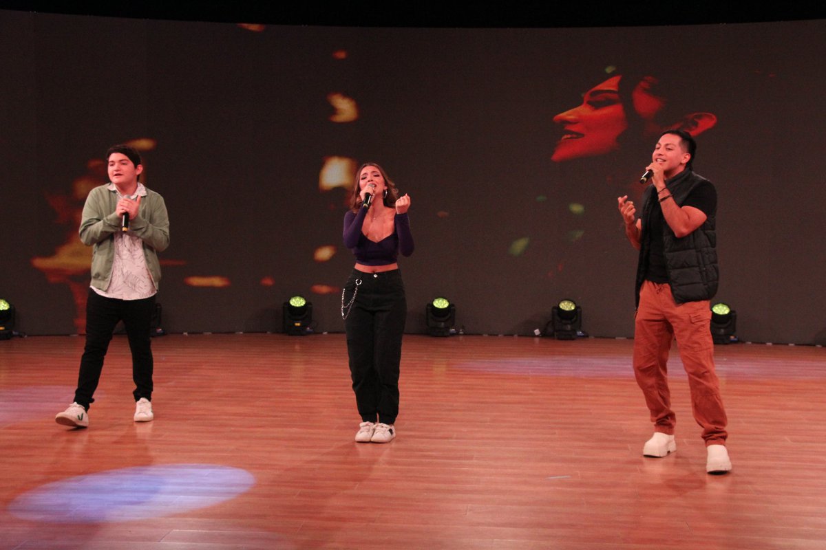 TeletonSV's tweet photo. Así aperturamos nuestro evento Teletón 2022 con el himno "Como vos y como yo", escrita y compuesta por nuestros artistas @analudada, Javi Mendoza y Alexis Fernández.
.
.
.
#Comovosycomoyo #Teleton40años #Teleton2022 #EventoTeleton #SumaTerapias https://t.co/dCzEvKl68h