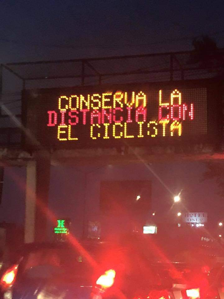 Hasta en tiempos de Mancera "había más intención" de "cuidar" al ciclista...
<a href="/BicireporteraDF/">Bicireportera CDMX</a> <a href="/muertevialcdmx/">Muerte Vial CDMX</a> <a href="/CaosVialCDMX/">Violencia Vial CDMX</a> 
Esta foto la tomé en aquellos tiempos en viaducto....
