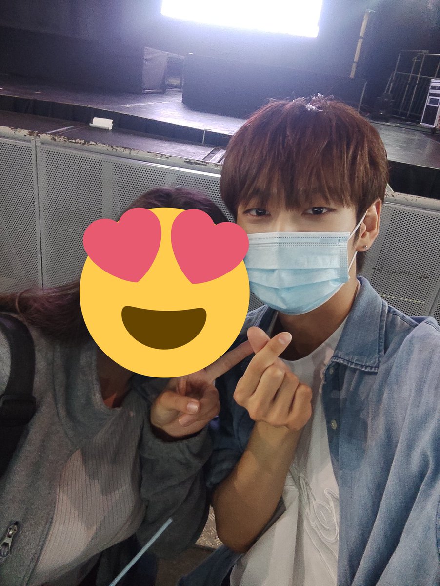 cale_m00n's tweet photo. Fotos con taedong y hangyeom en el concierto de Omega X en Chile 🇨🇱.

#taedong #hangyeom #omegax https://t.co/clpTQ0Dk72