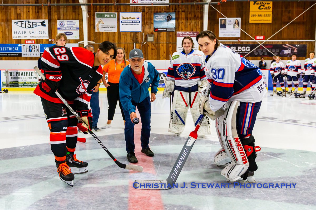 ppanthersvijhl's tweet photo. We are through period of play and while the Peninsula Panthers are outshooting @PortBombers 13-7, the score is 0-0 heading to the second period. @vijhlofficial #YYJHockey #YYJSports @Panorama_Rec ##JuniorBHockey https://t.co/m1HcEw5T3E