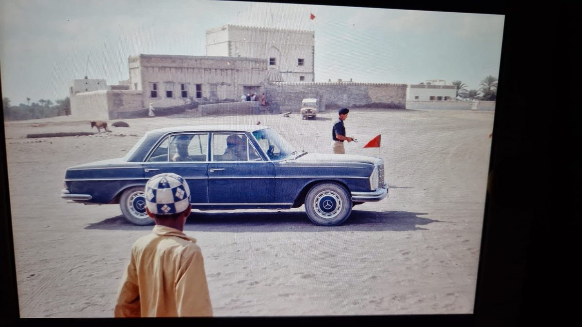 صورةٌ نادرةٌ للسلطان قابوس طيب الله ثراه تعود حسب المصدر إلى عام 1971 أي بعد عامٍ واحدٍ من توليه مقاليد الحكم وهو يعبر من أمام حصن السيب بمحافظة مسقط.
المصدر: الأُستاذ ذياب بن صخر العامري