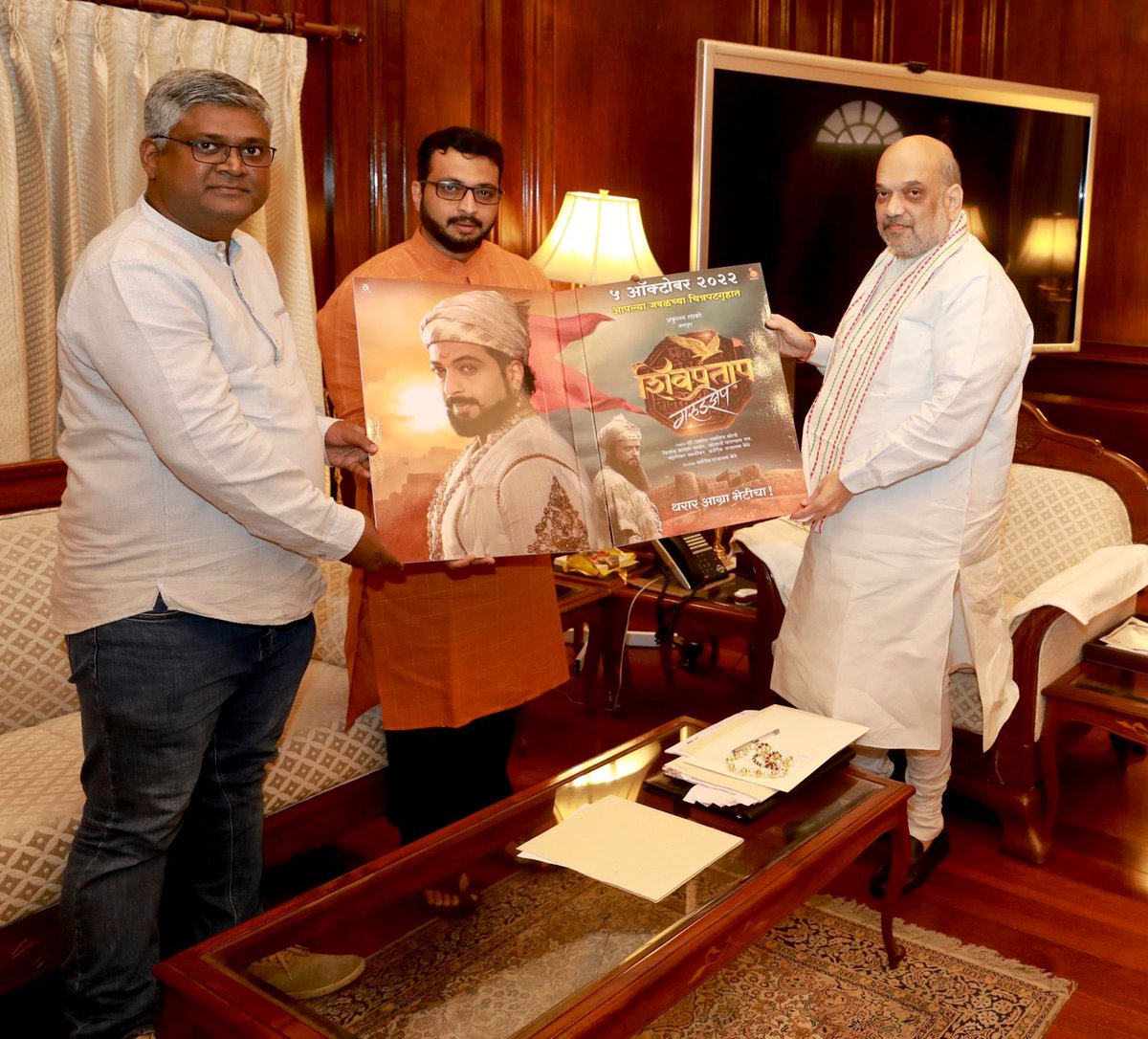 kolhe_amol's tweet photo. माननीय केंद्रीय गृहमंत्री अमितजी शहा यांची भेट घेऊन शिवप्रताप गरूडझेप सिनेमाची माहिती दिली व दिल्ली येथे मान्यवरांच्या उपस्थितीत स्पेशल स्क्रीनिंगसाठी वेळ देण्याची विनंती केली. ज्या घटनेने ३५६ वर्षांपूर्वी देशाचे लक्ष वेधून या मातीला स्वाभिमानाची शिकवण दिली,

@AmitShah https://t.co/z1X8Zr6uqE