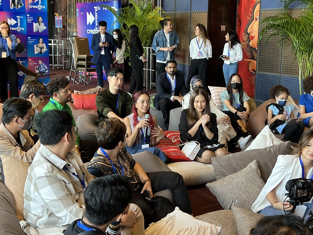v_baffour's tweet photo. An inspiring morning with agents of positive change who promote tolerance & diversity in social media! Thanks to @EUinThailand & @asia_tiktok #CreatorsForward https://t.co/shGB3QnQlE