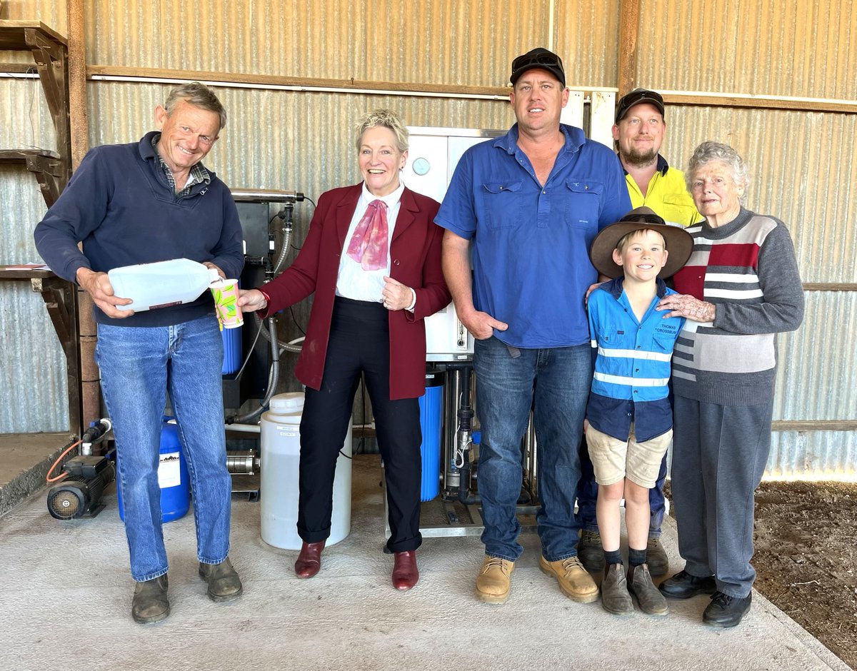 Minister MacTiernan announced Katanning, Merredin, Dumbleyung would receive #WaterSmartFarms funds to install desal systems at a field day at Bilneys Crossburn farm, where 4 generations showed one of 2 units used to drought proof their 30,000 sheep system ⁦@DPIRDbroadacre⁩