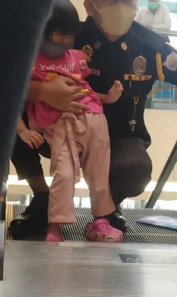 SunStarDavao's tweet image. WARNING: GRAPHIC CONTENT

The foot of this child got stuck in a mall escalator Thursday, September 29, 2022, in General Santos City.

Netizen Christian Paul Chan Mokudef reminded parents not to lose sight of their children to avoid this kind of incident.