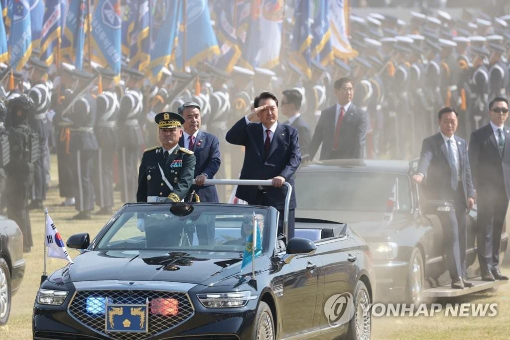 DqmjnX0's tweet photo. 왼쪽 : 경례                        오른쪽 : 햇빛 가림 https://t.co/NZsgEcitfQ