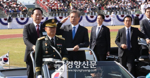 DqmjnX0's tweet photo. 왼쪽 : 경례                        오른쪽 : 햇빛 가림 https://t.co/NZsgEcitfQ