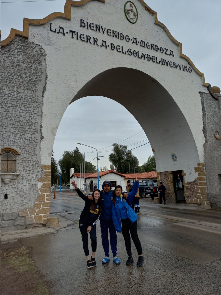iannello_daiana's tweet photo. Pasaron más de dos días y todavía sigo repitiendo en mi mente todo el trayecto que hizo el micro desde que reventó esa cubierta hasta que volcó. El peor momento de mi vida. Fueron segundos, fue todo tan rápido pero realmente parecía que pasaba en cámara lenta + https://t.co/XQ2cdrfYUA