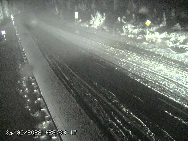 NWSBoulder's tweet photo. ❄️Accumulating snow in the high country! Latest image from Berthoud Pass shows at least a couple inches of snow, and even some slush/snow on roads. Snow level around 10,000 feet.

Snow showers gradually taper off overnight, but use caution if traveling over the high passes. #COwx https://t.co/NaIswRi6DV