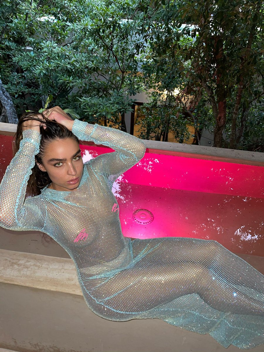 SommerRay's tweet photo. should i post these to ig https://t.co/dxv1Txzise