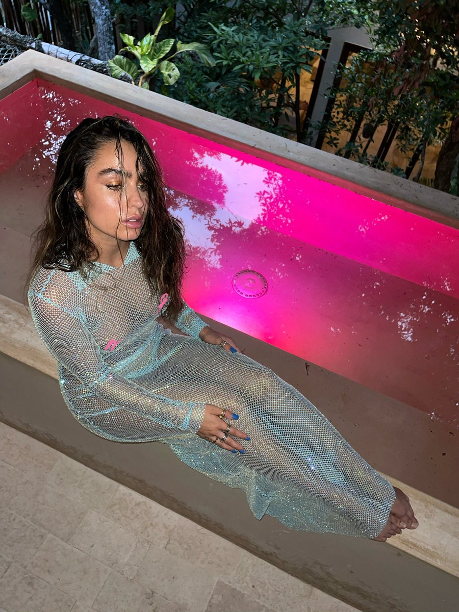 SommerRay's tweet photo. should i post these to ig https://t.co/dxv1Txzise