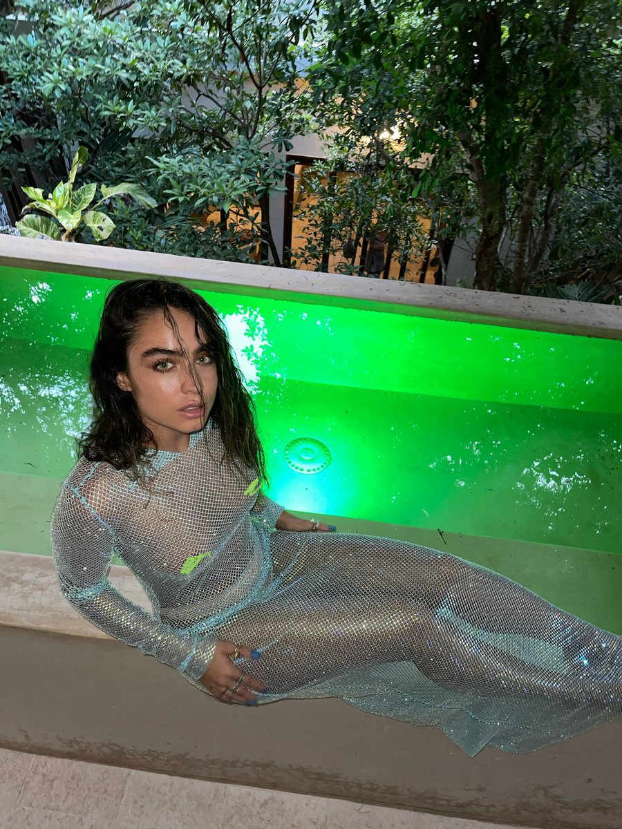 SommerRay's tweet photo. should i post these to ig https://t.co/dxv1Txzise