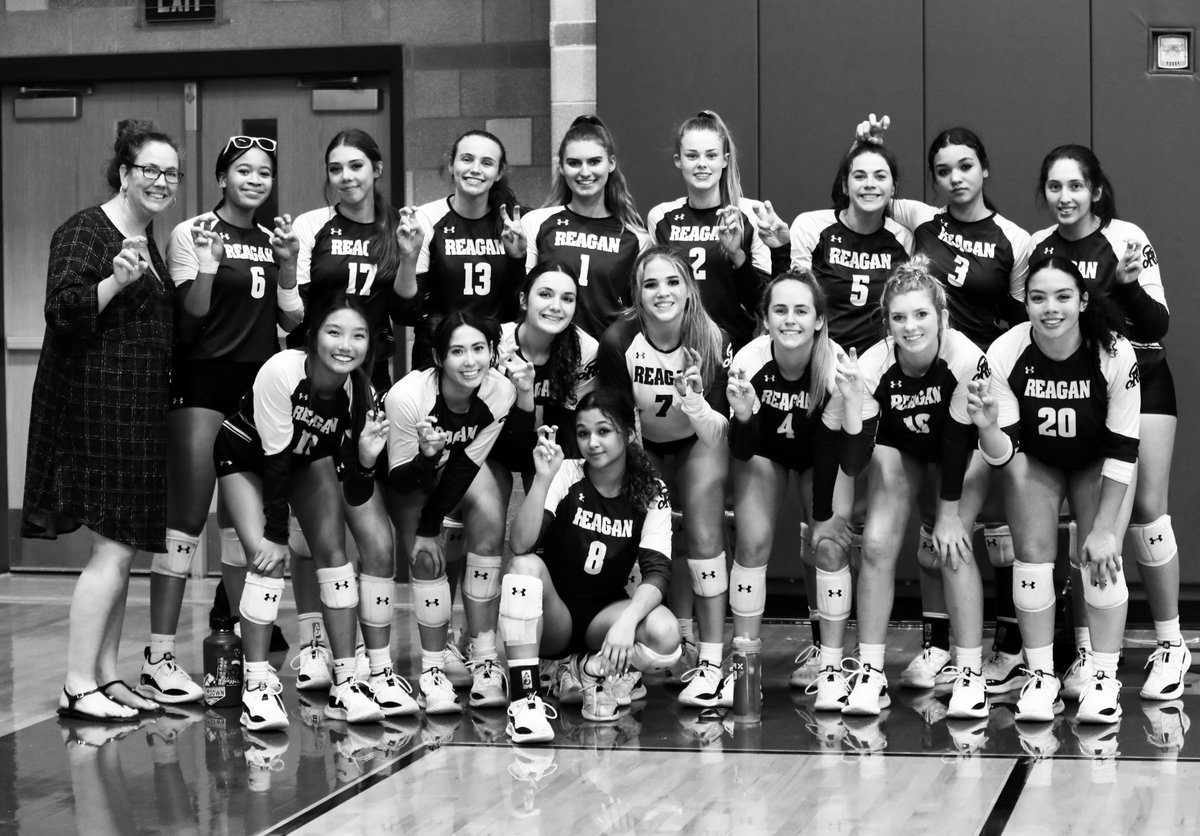 Varsity battled through and beat Antonian in 5 followed by JV winning in 3. Freshmen dropped in 2 but are ready to go back to work again tomorrow at the VMHS Tourney. 💚🐍💚 #RattlerPride #StrikeAsOne