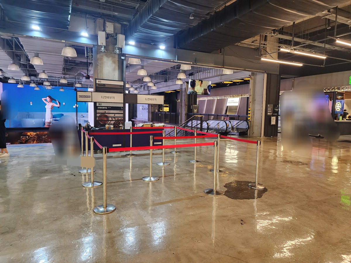 📢안녕하세요, 주최진입니다.

헌터들에 의한, 헌터들을 위한 #헌트 대관 상영 매표소 안내 드립니다. POP MART 와 SHAKE SHACK 사이에 위치해 있습니다.

13시 20분부터 매표 시작합니다.
