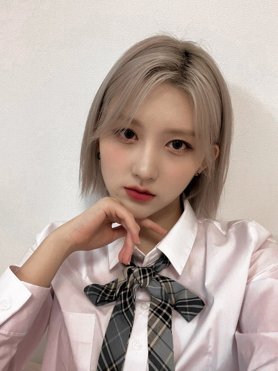 gaeulzip's tweet photo. her in white suits with tie>>> https://t.co/tKANh4pKpz
