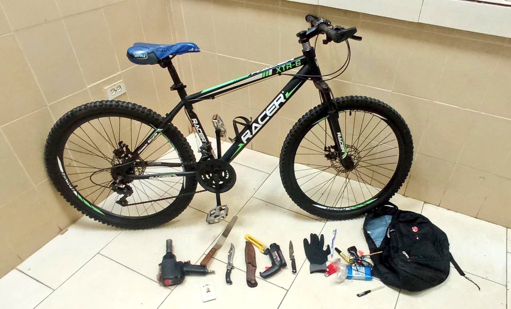 aeronavalpanama's tweet photo. Unidades del Puesto #Aeronaval de Pto. Caimito, observaron un masculino que estaba acostado a un lado de la autopista, al verificarlo no contaba con documentación y mantenía artículos de dudosa procedencia como 1 bicicleta, 1 taladro percutor de aire y documentos de otra persona. https://t.co/S4nEkNWDoJ