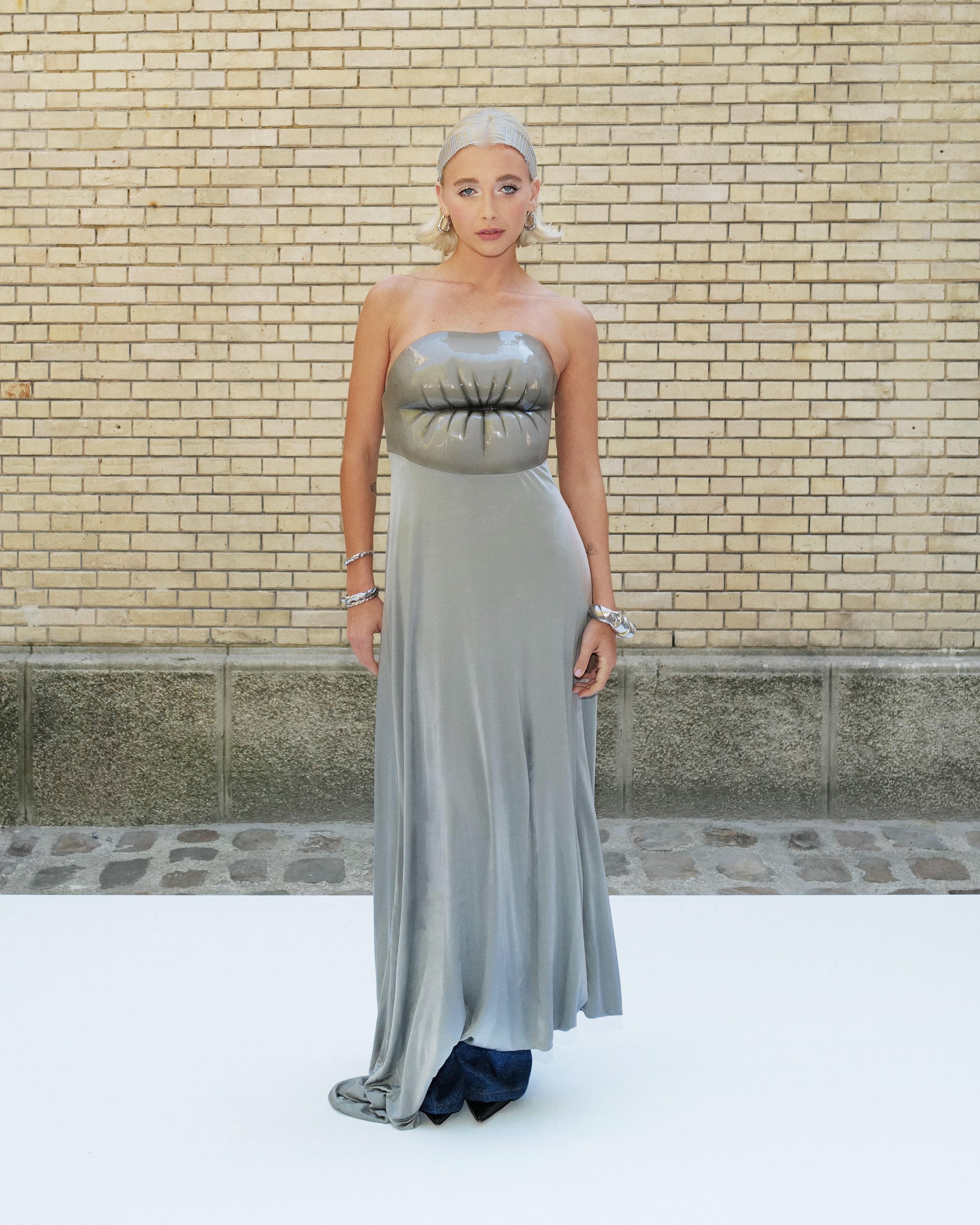Emma Chamberlain Access on X: Emma Chamberlain for LOEWE SS23 at Paris  Fashion Week. 👄✨  / X