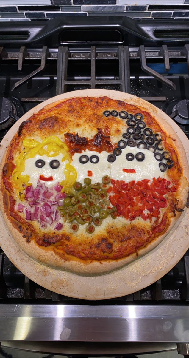DDS123's tweet photo. Hocus Pocus Pizza! #HocusPocus2 #HocusPocus #hocuspocusfood @joshlpcnc https://t.co/tmYFUAbfjM