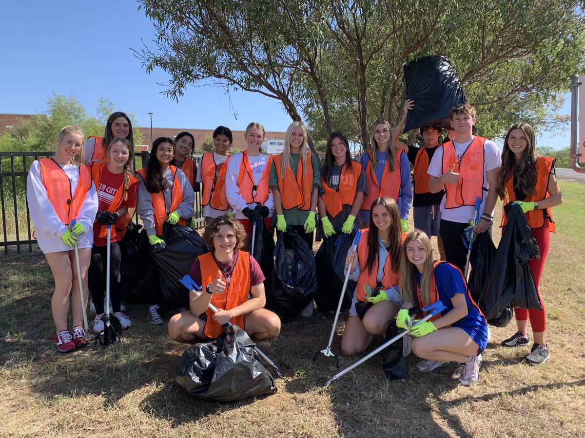jsutton_button's tweet photo. A little community service today! These kids have such sweet servant’s hearts! 😀❤️🦅#wearefamily ⁦@ArgyleISD⁩ ⁦@ArgyleHighTX⁩ https://t.co/fAaVl5t8Um