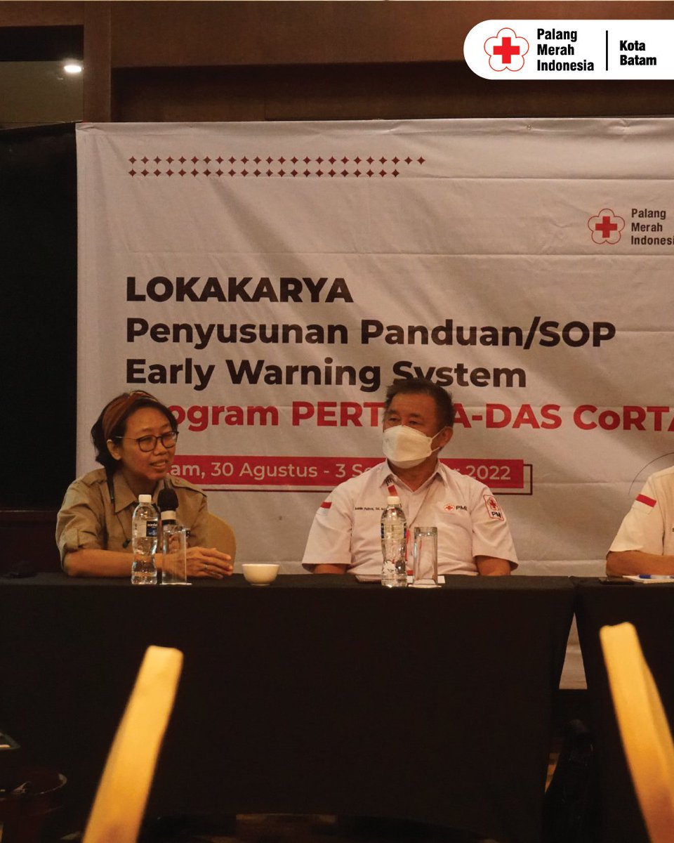 pmibatam's tweet photo. Dalam rangka meningkatkan kesiapsiagaan dan menaikkan kapasitas masyarakat dalam pengurangan resiko bencana, Palang Merah Indonesia (PMI) Pusat bersama perwakilan beberapa PMI Kab/Kota melaksanakan lokakarya penyusunan standar operasional prosedur (SOP) -- (1/4) https://t.co/xETV2N6Bam