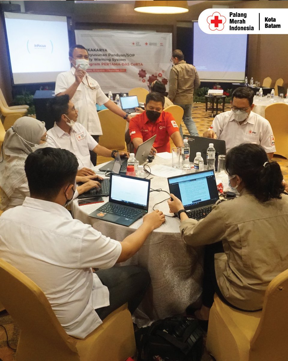 pmibatam's tweet photo. melalui Pengurangan Resiko Bencana yg Berkelanjutan dan Inklusif di Indonesia tersebut sebagai langkah untuk mendapatkan panduan yg disepakati bersama sebagai acuan pengambilan tindakan dalam kesiapsiagaan bencana.
Sekretaris PMI Kota Batam, Asmin Patros, selaku  tuan rumah (3/4) https://t.co/WPe2JM9uIK