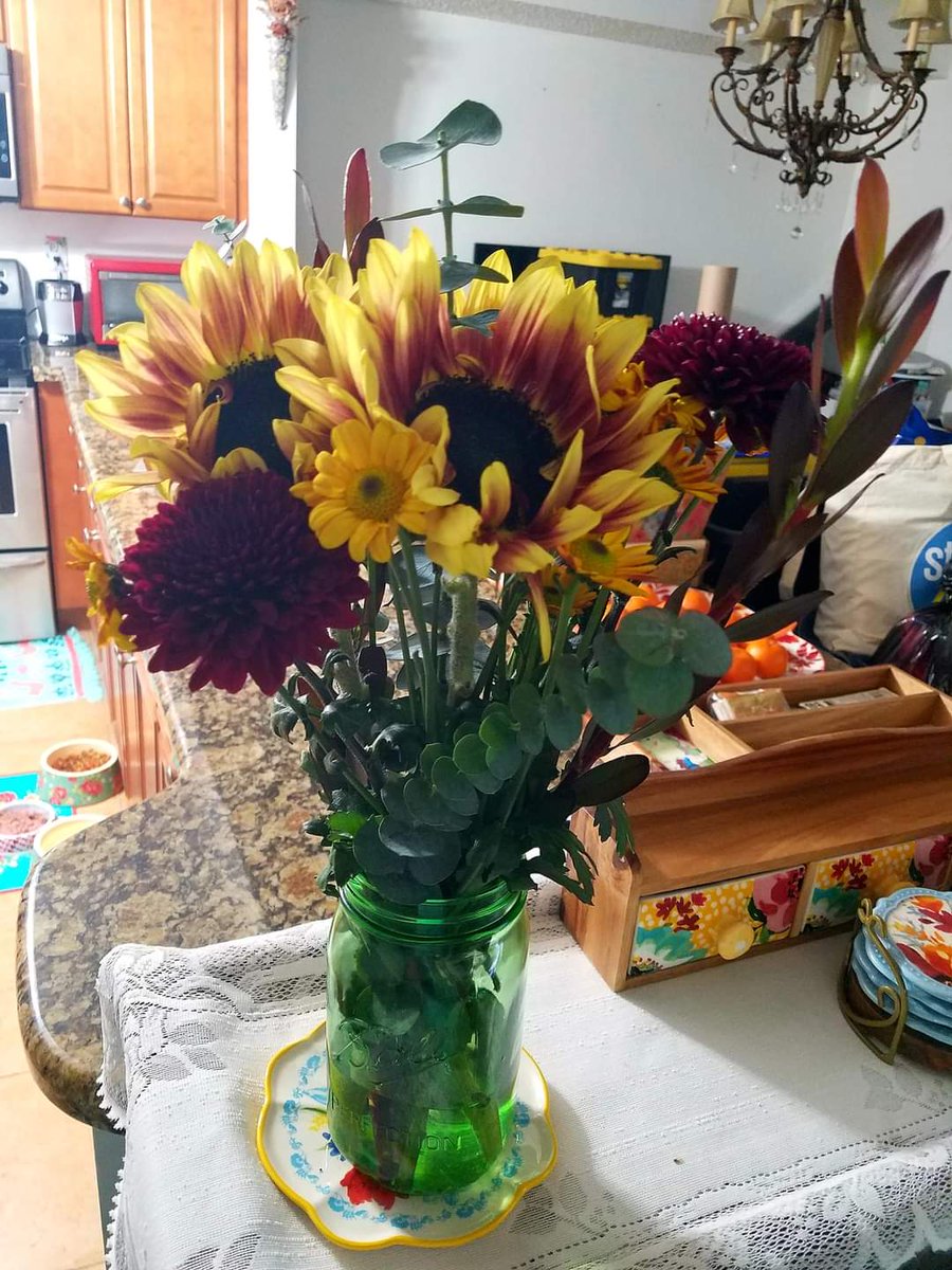 PrestonsMom2's tweet photo. Twas the night before SU4DS Walk!  Thank you, Daniela Roeder-Levy for my beautiful flowers.  Time to zinc! https://t.co/3gB5EXRTPA