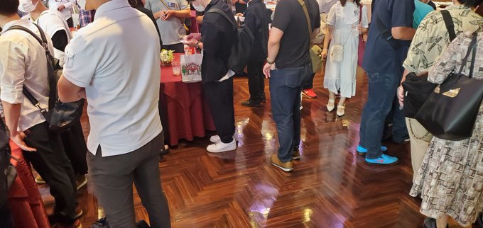 「とらのあな主催 Kozi誕生日パーティ」に来てます。
・・・70人くらい居るのに知り合い一人もいねぇ・・・ 