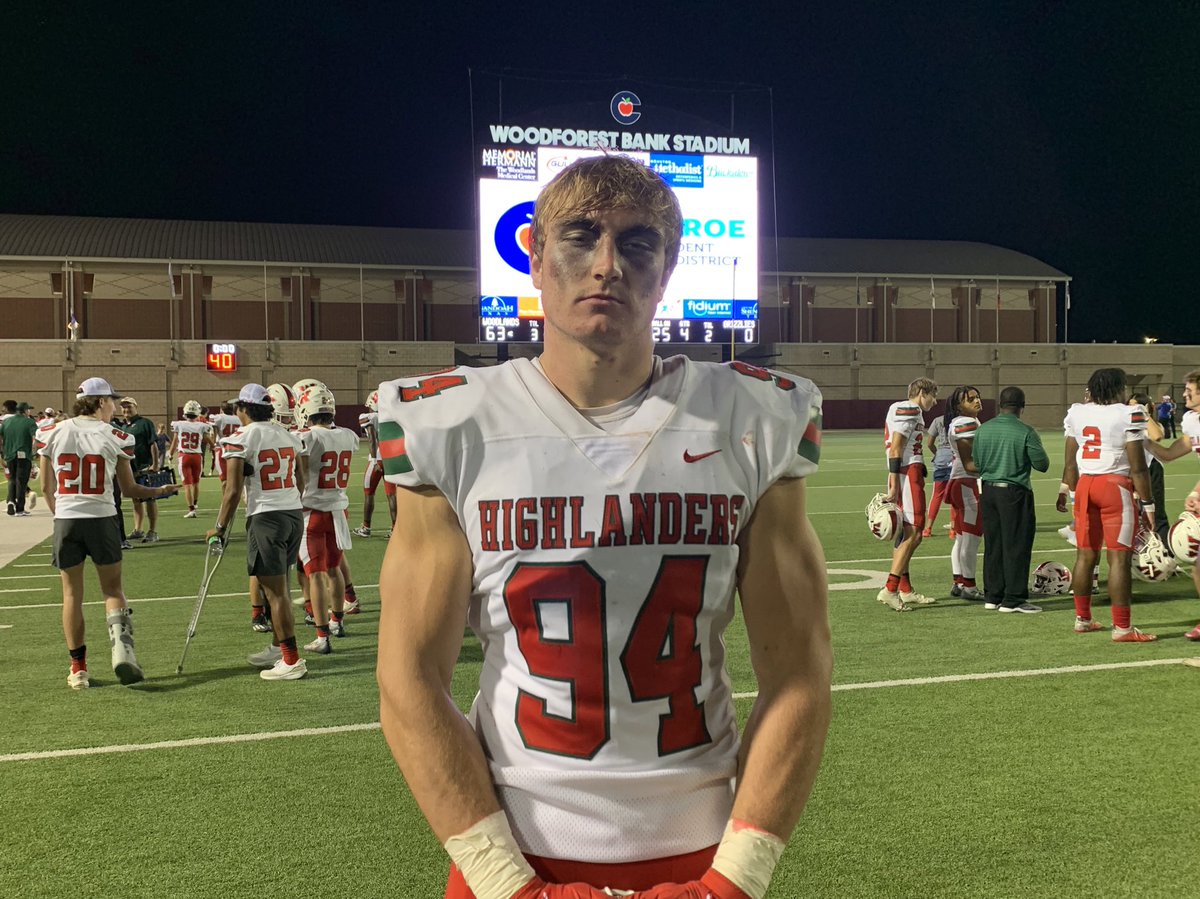 Class of 2023 The Woodlands ATH @MitchBlakeslee. The 6’5 245 ATH can play OL,DE and TE for the Highlanders & saw most of his Action at DE/TE tonight. Great speed & strength off the edge and has great hands. Holds 3 offers as of now, will be a versatile prospect to watch out for.