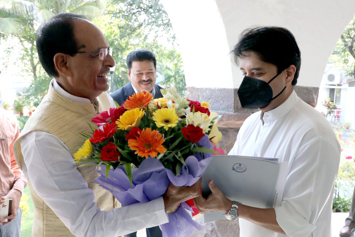 मुख्यमंत्री श्री <a href="/ChouhanShivraj/">Shivraj Singh Chouhan</a> से केंद्रीय नागरिक उड्डयन एवं इस्पात मंत्री श्री <a href="/JM_Scindia/">Jyotiraditya M. Scindia</a> ने निवास पर सौजन्य भेंट की।
