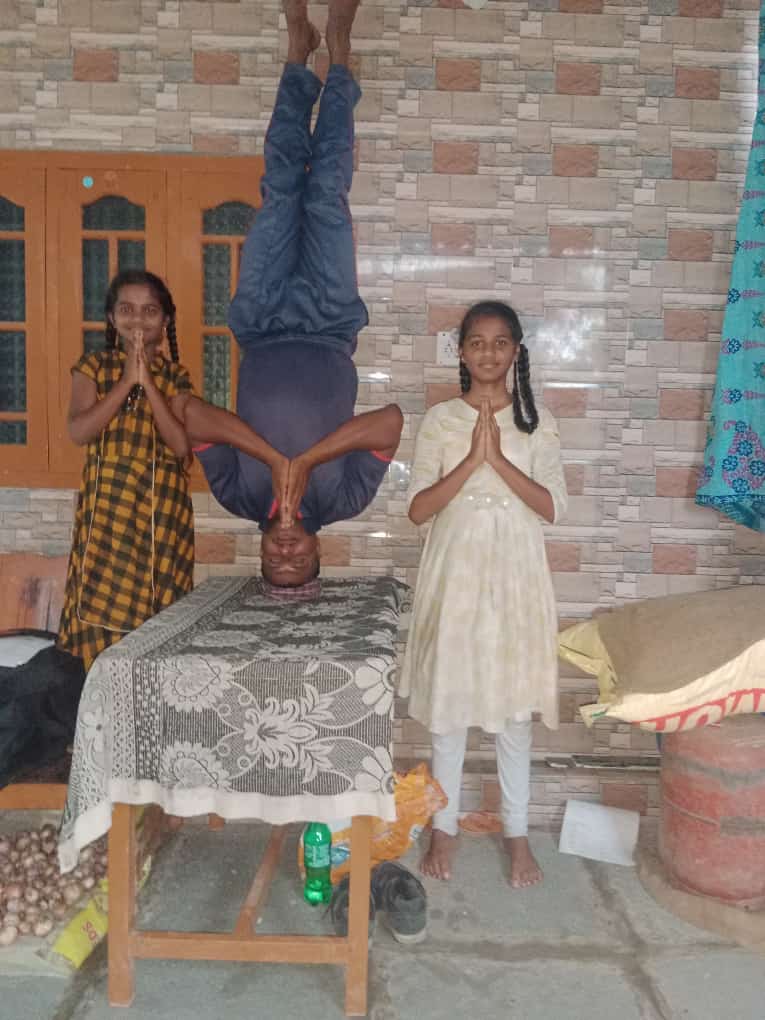reddyshamili1's tweet photo. @KTRTRS @TelanganaCMO @SomeshKumarIAS @trsharish @RaoKavitha sir pay scale koraku enni feetlu chudandi.....enduku ma paina entha kaksha sir? VRA'S anthene chinna chupu..... https://t.co/IUxG3rYrL6