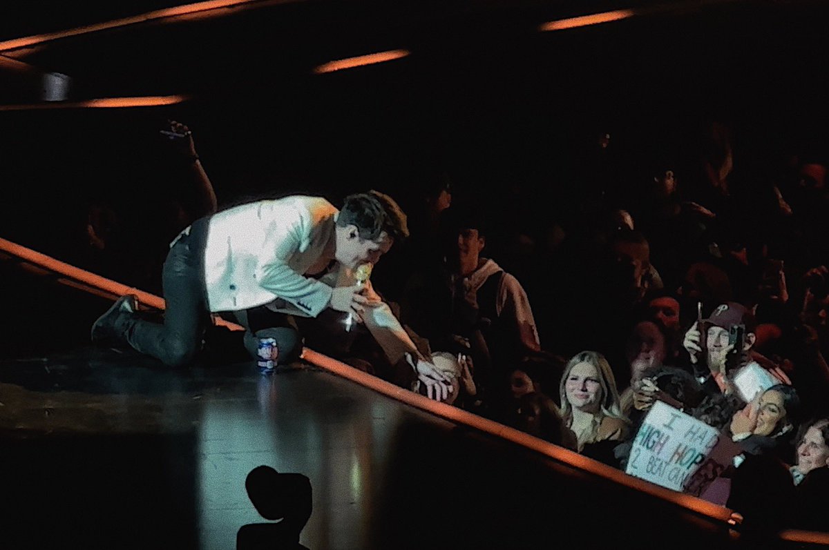 splendidbrendon's tweet image. brendon urie congratulating and shaking hands with a cancer survivor at tonight’s show in philly🥺