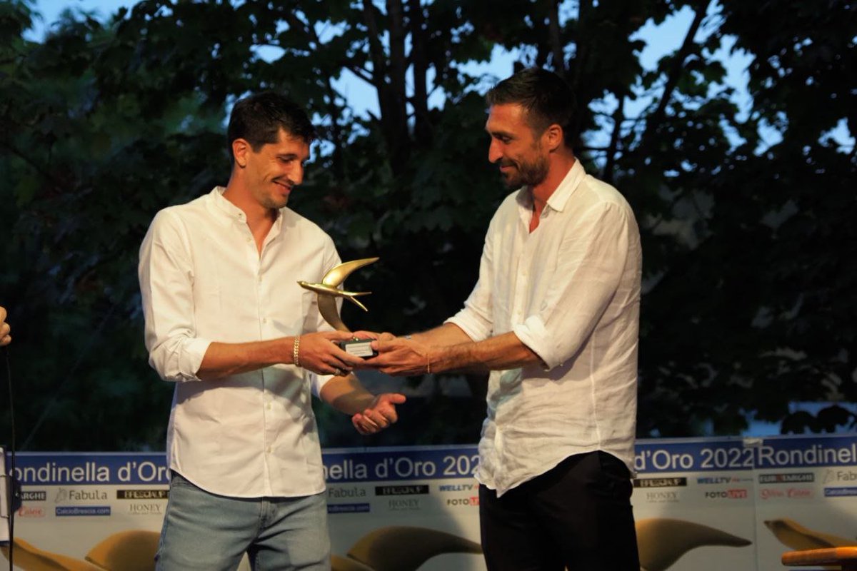 Premiazioni Rondinella d'oro 2022 rondinelladoro.com/index.php/noti…
#rondinelladoro #rondinelladoro2022 #StefanoMoreo 
<a href="/BresciaOfficial/">Brescia Calcio BSFC</a> <a href="/BresciaCF/">Brescia CF</a> <a href="/MilleniumBS/">Banca Valsabbina Millenium Brescia</a> <a href="/Brixiagymoffic1/">Brixiagymofficial</a> <a href="/Ciliverghe/">Ciliverghe Calcio</a> #fclumezzane #asdlottabrescia #BrixiaBasket