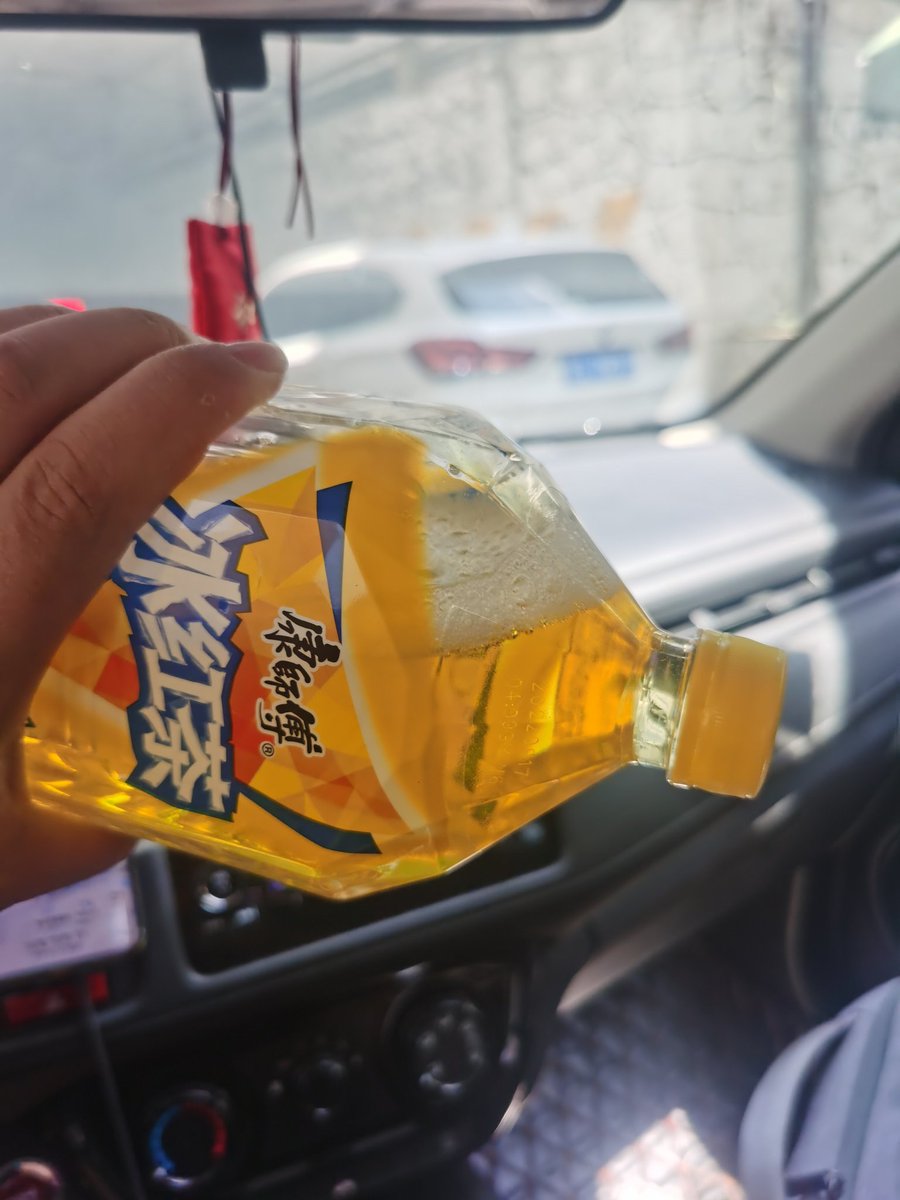 实在憋不住了，找了个停车场生产冰红茶一瓶…😂