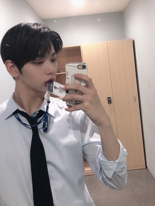 🐧: is this how you take mirror selcas ㅇㅅㅇ??

(soobin's reply to hueningkai's selcas)
🐰: up your game huening ah

🐧: uhh.... 😑