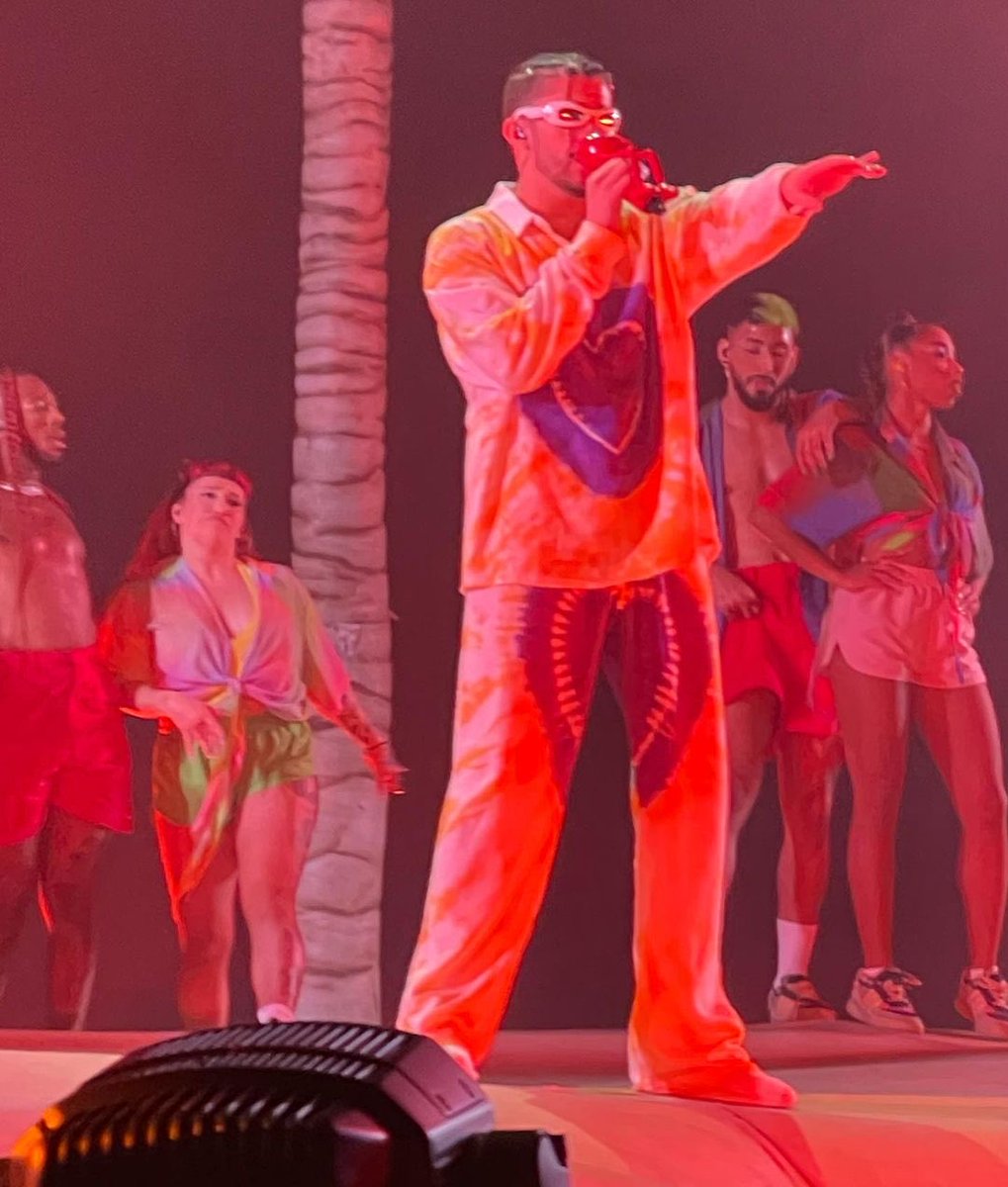 sanbadbunnypr's tweet image. Bad Bunny wearing purple and yellow to honor Kobe Bryant and the Lakers tonight in SoFi Stadium in LA 🐰💜💛