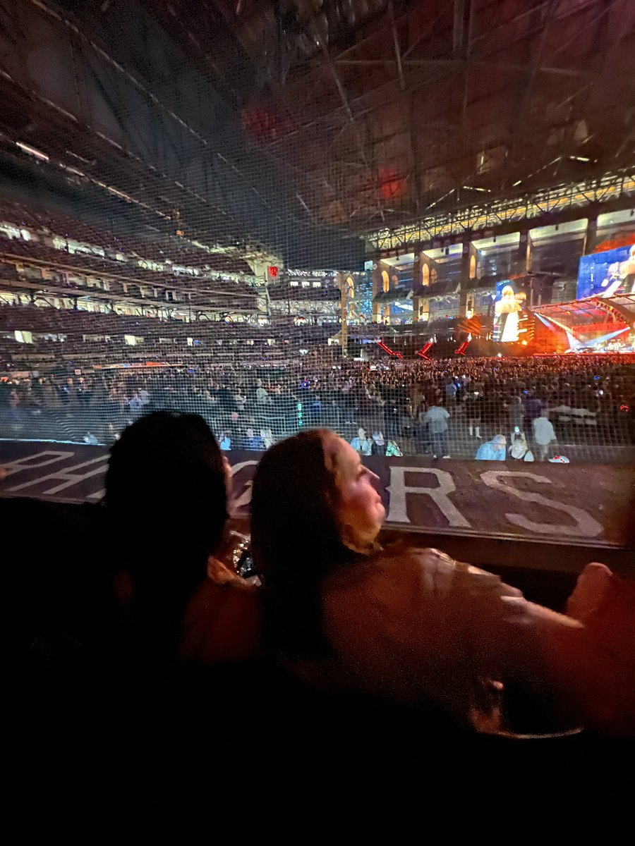 These two yelled over Elton’s music to talk to each other during the entire concert. #EltonFarewellTour #ruinedtheconcert