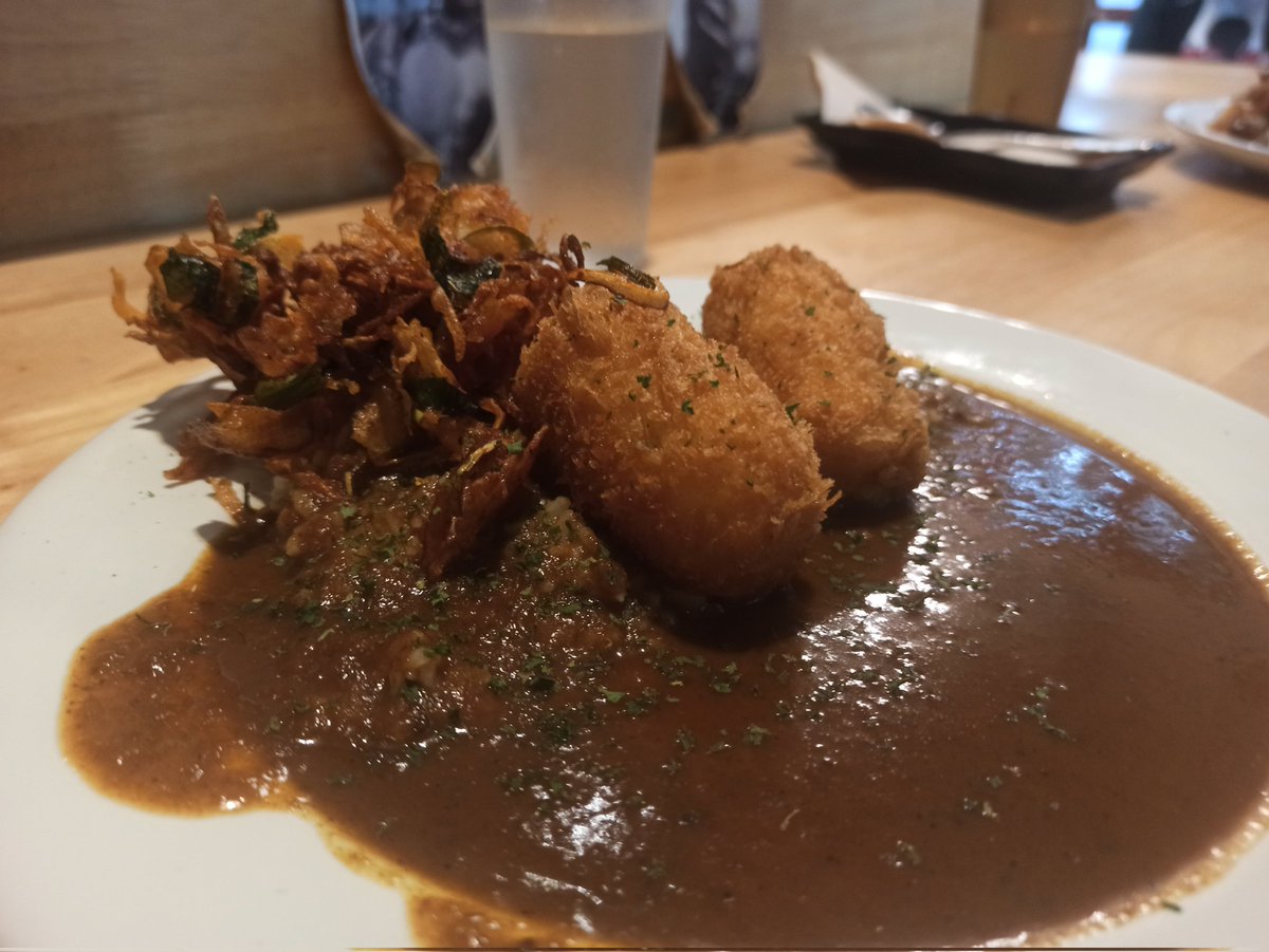 malimali's tweet photo. Papa Curry
แกงกะหรี่เจ้มจ้น หอมเครื่องเทศชัด เผ็ดนิด ๆ มีรสผลไม้ มีคาราเมล ครบถ้วน กินได้โดยไม่ต้องพึ่งผักดอง สิ่งดีงามอีกอย่างคือผักทอดสารพัด ให้ฟิลหอมทอดหาดใหญ่ ซึ่งเข้ากับทุกอย่างเป็นอย่างดี
รูปคือไม่ใช่แกงกะหรี่เปล่าๆ นะ ข้าวอยู่ข้างล่าง
#whereinth #reviewchiangmai https://t.co/UBQspxbJZt