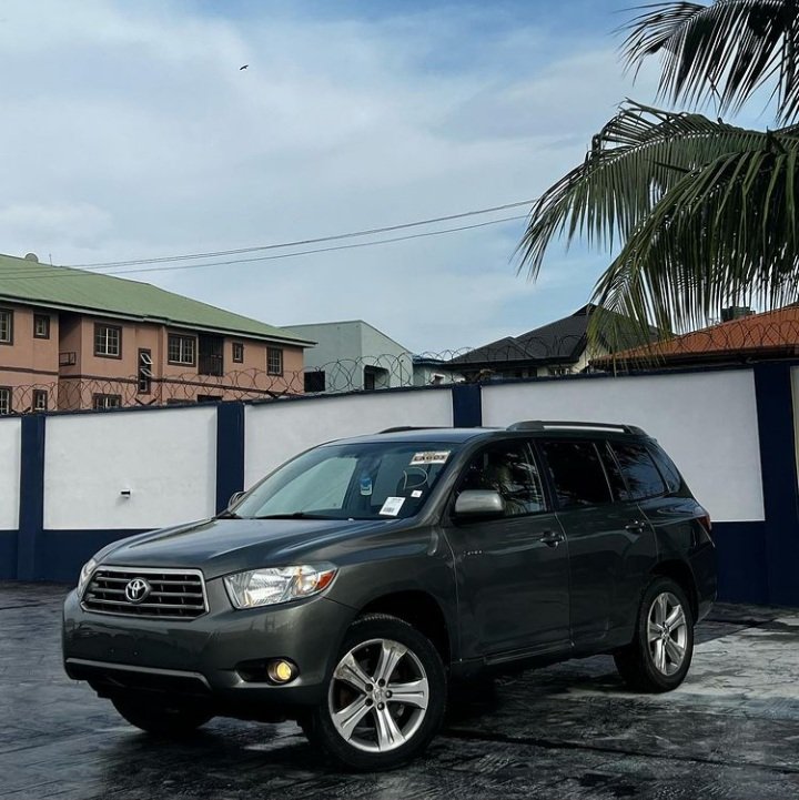 AdewemimoAyo's tweet photo. ❗DEAL ALERT❗ 
2010 TOYOTA  HIGHLANDER
FOREIGN USED 🇺🇸(complete car fax history) 
💰:N8.2M(SLIGHTLY NEGOTIABLE) 
FOR ENQURIES 
CALL 📞/WHATSAPP: +234 703 117 5133 
DM 📩:@AdewemimoAyo
Available for delivery to all states! 
Follow :@ rgcars on Instagram 👇🏾
https://t.co/gCzvfCfkvS https://t.co/G6wfuwVsCL