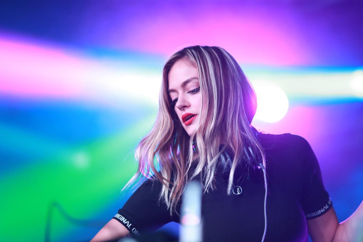 🚨LIVE NOW🚨

<a href="/itsWhitneyBlake/">Whitney Blake</a> 

Join the show now!! 👇🔥☠️
vm.tiktok.com/ZTRmxRMBV/

Retweet for a chance to win a 1/1 NFT