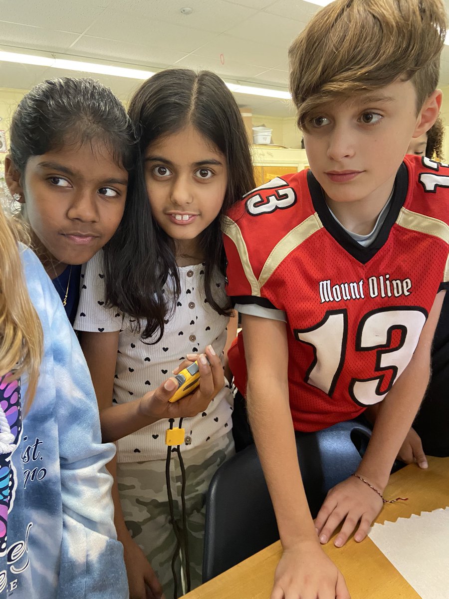 Deb58201864's tweet photo. Do you know if sugar dissolves faster in warm water or cold water? These awesome 5th graders found out today! 🫵💦🌏 @melandyk @JOlsyn1109 @MtView07836 @ZywickiR https://t.co/xyAnA0mqfV