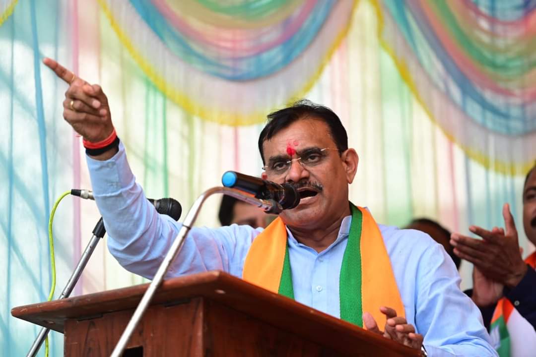 PipraRohit's tweet photo. कुशल संगठक , @BJP4MP के ऊर्जावान प्रदेश अध्यक्ष आदरणीय श्रीमान् @vdsharmabjp जी भाईसाहब को जन्मदिन की शुभकामनाएं ! जगत जननी मंसिल मांई की कृपा दृष्टि आप पर बनी रहे ।
@VDsharma_Office https://t.co/pghCF4VRrX