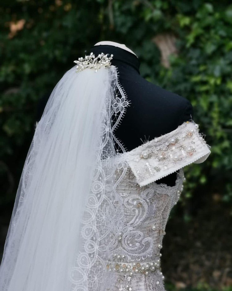 MushwanaMartha's tweet photo. Dress for sale, includes a veil. Is is a size 34. If you’re interested please do not be afraid to send me a DM to know more. 

Also, please retweet, a buyer could be on your feed. https://t.co/Jmp0ZqBwPZ