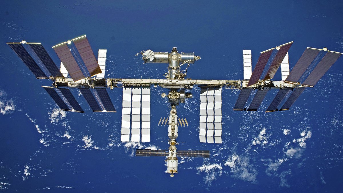 tanayvar's tweet photo. @bharattttttt International Space Station (ISS) https://t.co/rZIlQq2ULa