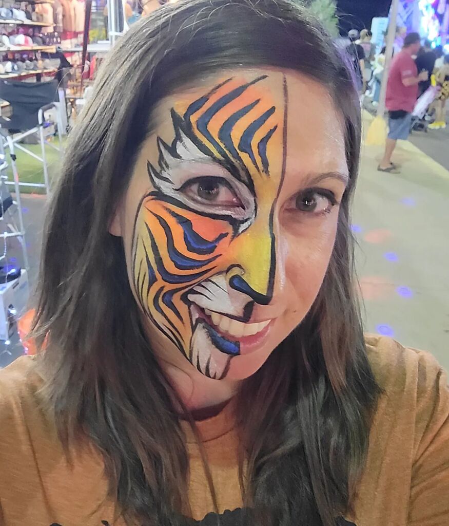 viscreativity's tweet photo. Having fun at the @arizonastatefair !! I'm here two more days this week all day noon-close Saturday and Sunday!!

#arizonastatefair #arizonafacepainting #visualizecreativity #facepainting #tiger #yearofthetiger #fairfun #kidsfacepaint #alleges  #fun https://t.co/NOMM02noYa