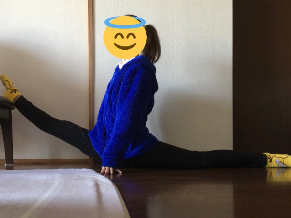 nutschaaan's tweet photo. 前後開脚ほしいって人がいたので普通に椅子柔軟 https://t.co/RDVLlusjIB