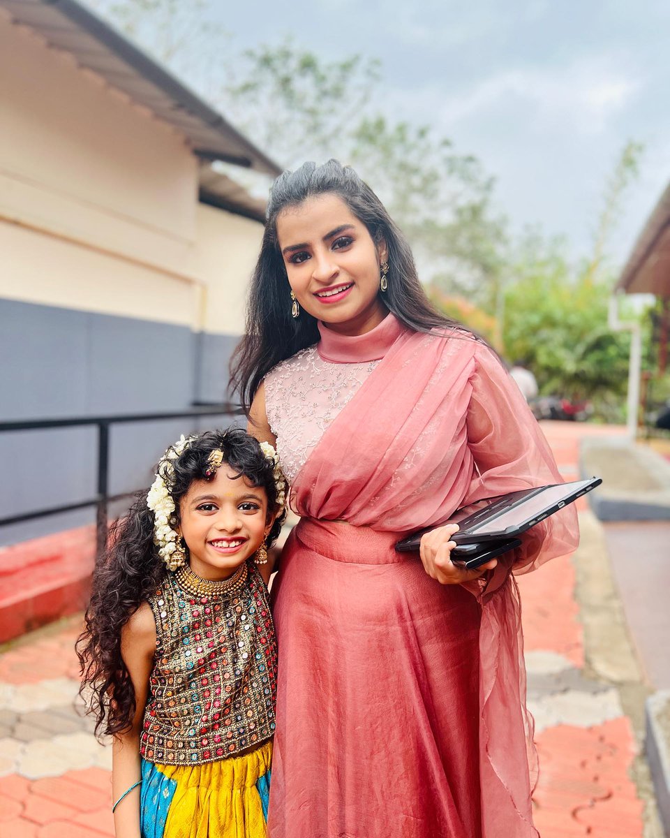 sivaangifanpage's tweet photo. @sivaangi_k with Miah Flowers TV Top Singer Contestant during the Grand Finale Shoot.
#Sivaangi https://t.co/6QrIHNQ0sd