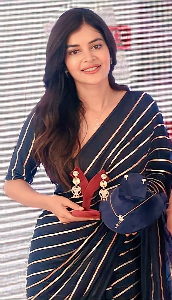RishiMadhumita's tweet photo. @madhumitact 🖤

শুভ ষষ্ঠী🌼🌸⚛️
#photographs @sencogoldindia #everlite #DurgaPujo2022 #newgolddiamondcollections 
#adcampaign https://t.co/9Jjw7On7fv