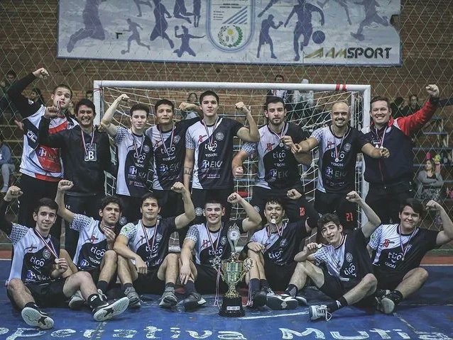 40x20P's tweet photo. @OrgulloOlimpia campeón de la #Superligamaspor40x20 🏆
.
El Franjeado se consagró como el mejor equipo Junior Metropolitano de la temporada 2022
.
Venció 38 a 33 a @luquehandball en la segunda final disputada en el Polideportivo del Club Fomento de Barrio Obrero https://t.co/bWOXjzAQqu