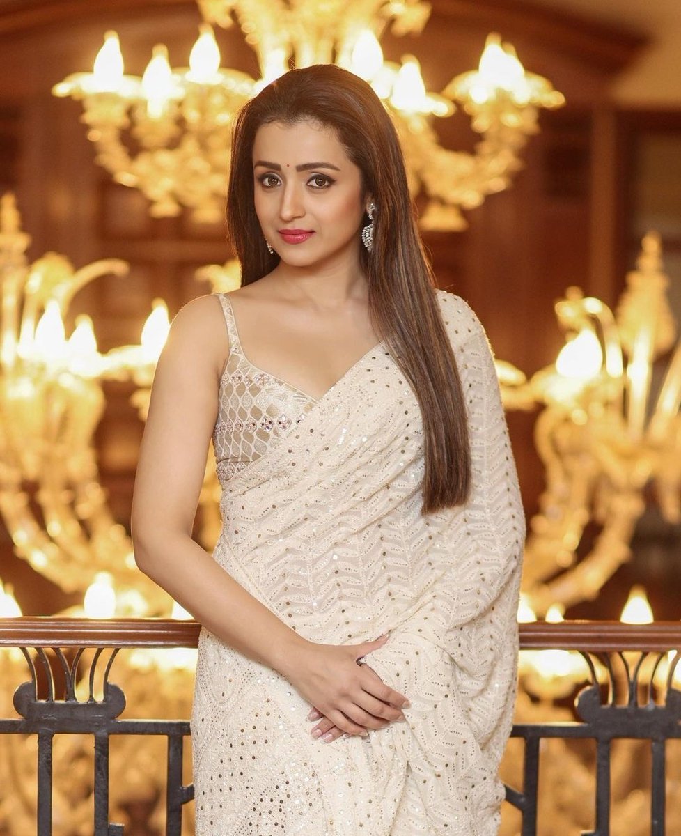 Vani_Trishian's tweet photo. Effortlessly gorgeous South Queen @trishtrashers photoshoot exclusive pics 🕊️🤍

#SouthQueenTrisha #Trisha #TrishaKrishnan #PonniyinSelvan1 #PonniyinSelvan #PS1review https://t.co/PxZ5FaOmiB